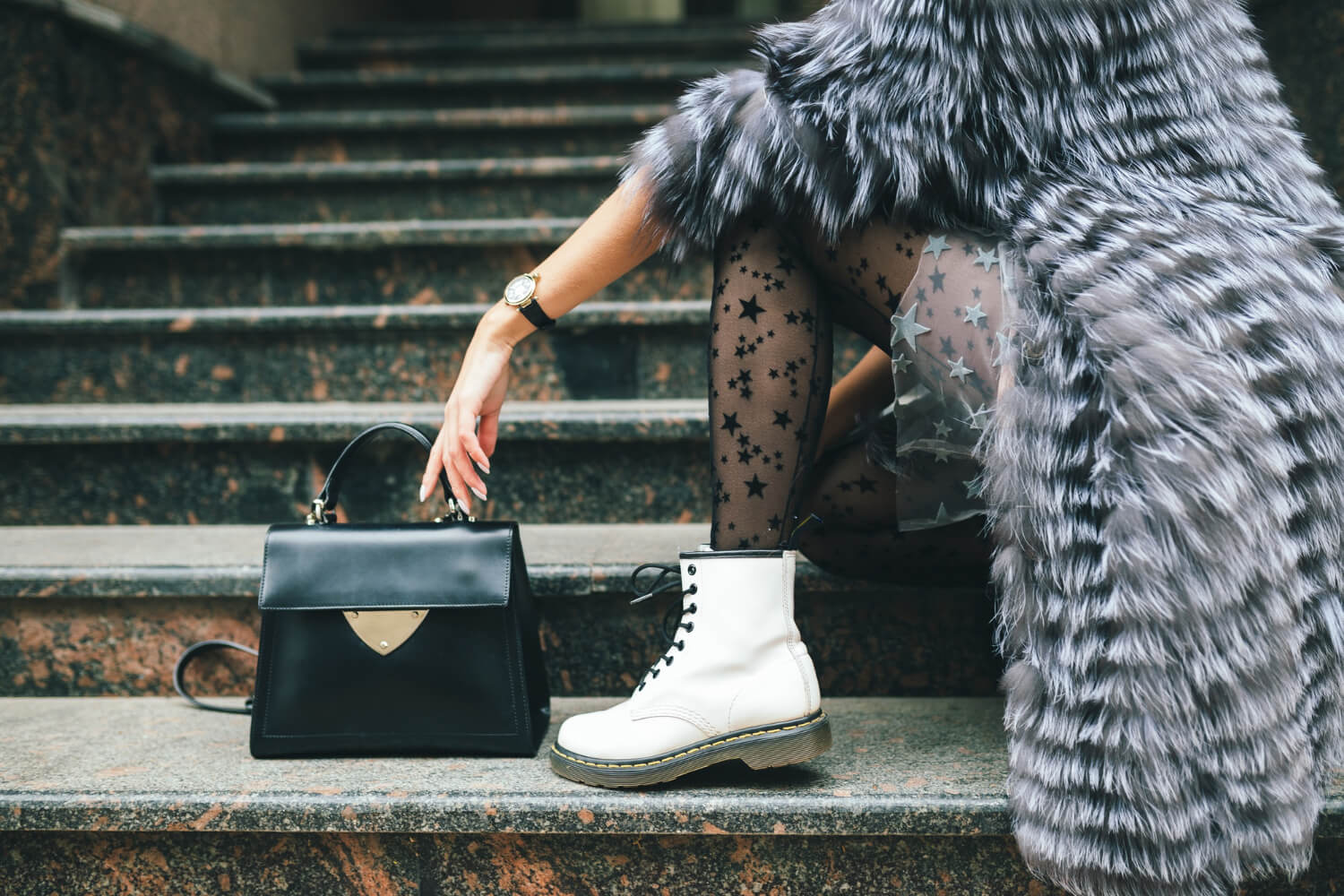 Elegant Women’s Designer Handbags – Up to 50% Off!